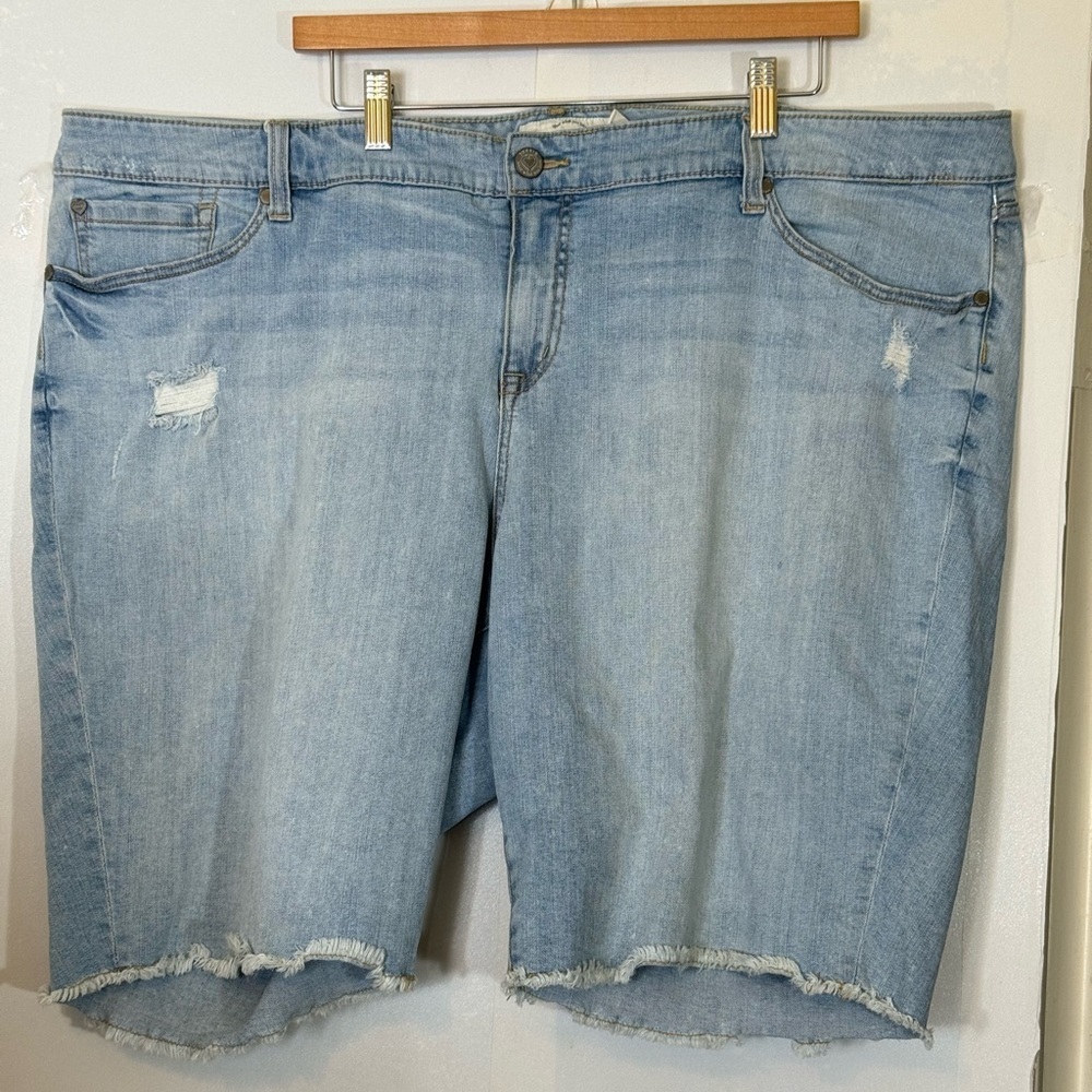 TORRID Perfect Vintage Stretch Mid-Rise Bermuda Boyfriend Short-Light Wash